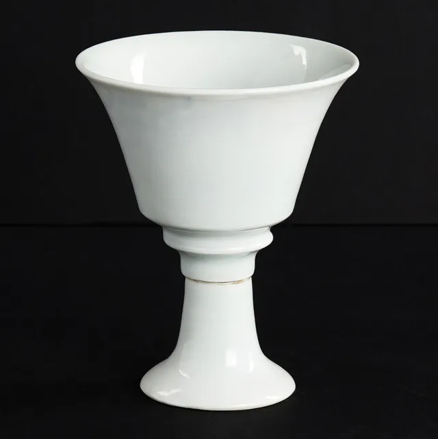 SKÅL på FOT, porslin, Kina, innesluten dekor i anhua av drakar och kalligrafi, transparent glasyr, foten med snurrfunktion, så kallad "revolving stem cup", märke i blåvit underglasyr.