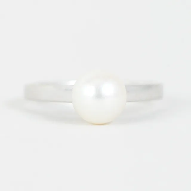 RING, 18k vitguld, odlad pärla, vikt ca 3 gram.