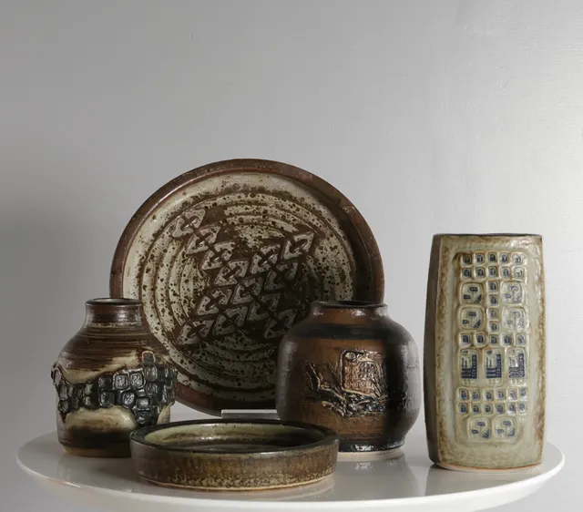 JØRGEN MOGENSEN. En samling stentøj, vaser og fade. Royal Copenhagen, Danmark (5).