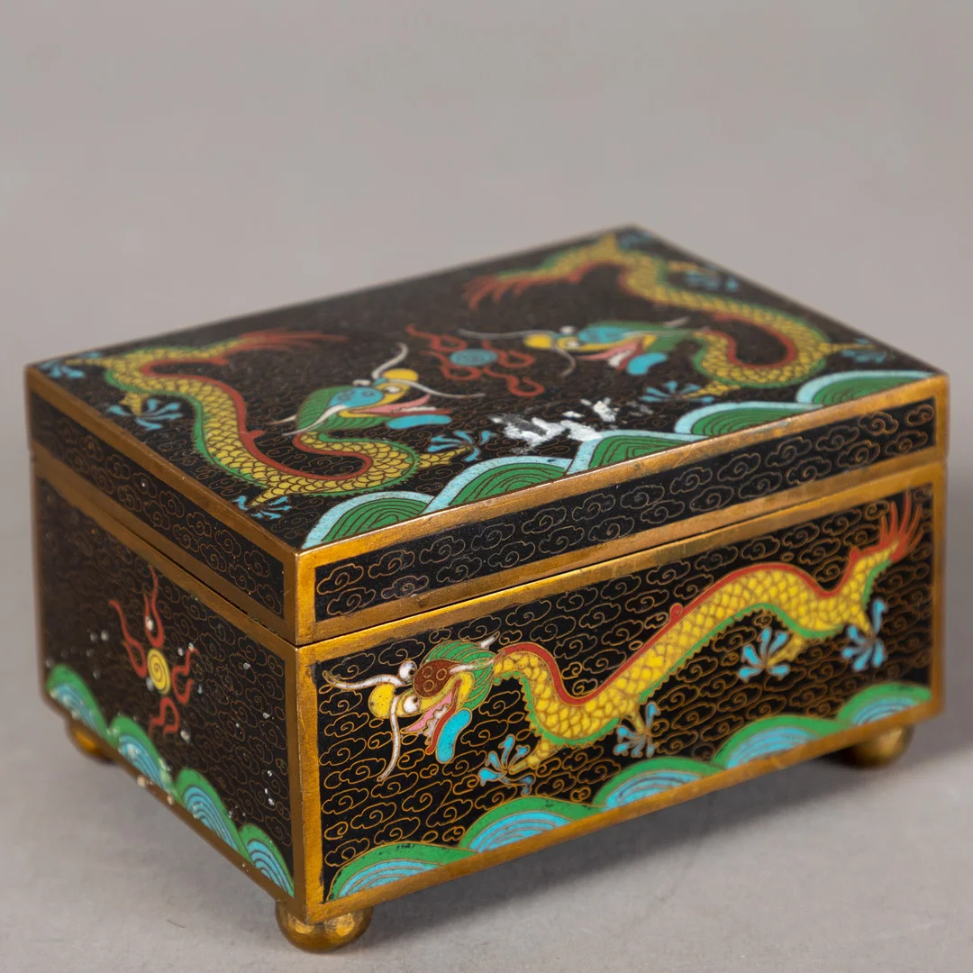 Cloisonné Schatulle mit Drachendekor, China, 1. Hälfte 20. Jh. — Asiatica — Stockholms Auktionsverk Hamburg