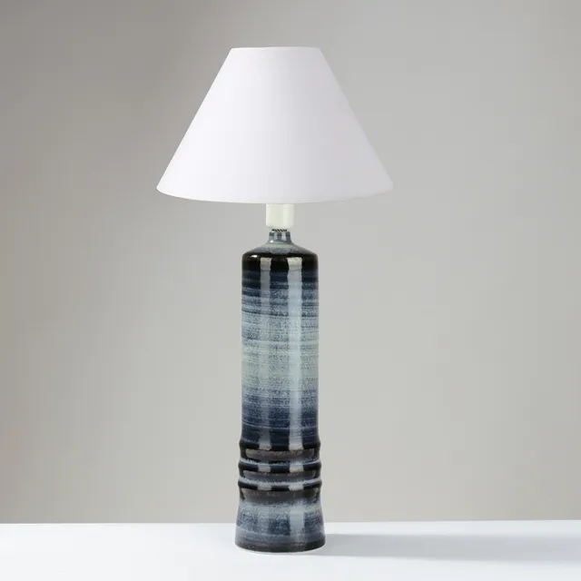 OLLE ALBERIUS (1926–1993). Bordlampe af blåglaseret keramik, "Bamboo", modelnr. 8287, Rörstrand, Sverige, 1960'erne.
