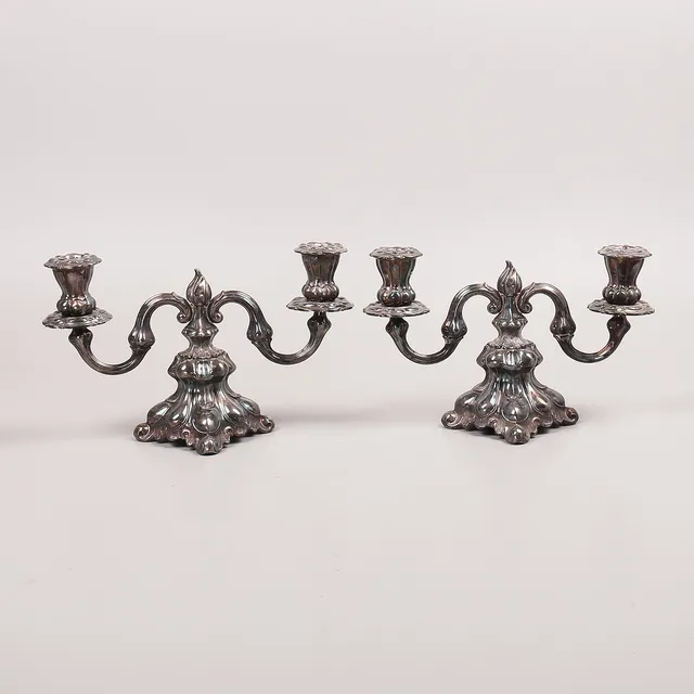 LJUSSTAKAR, ett par, nysilver, 1900-talets mitt.