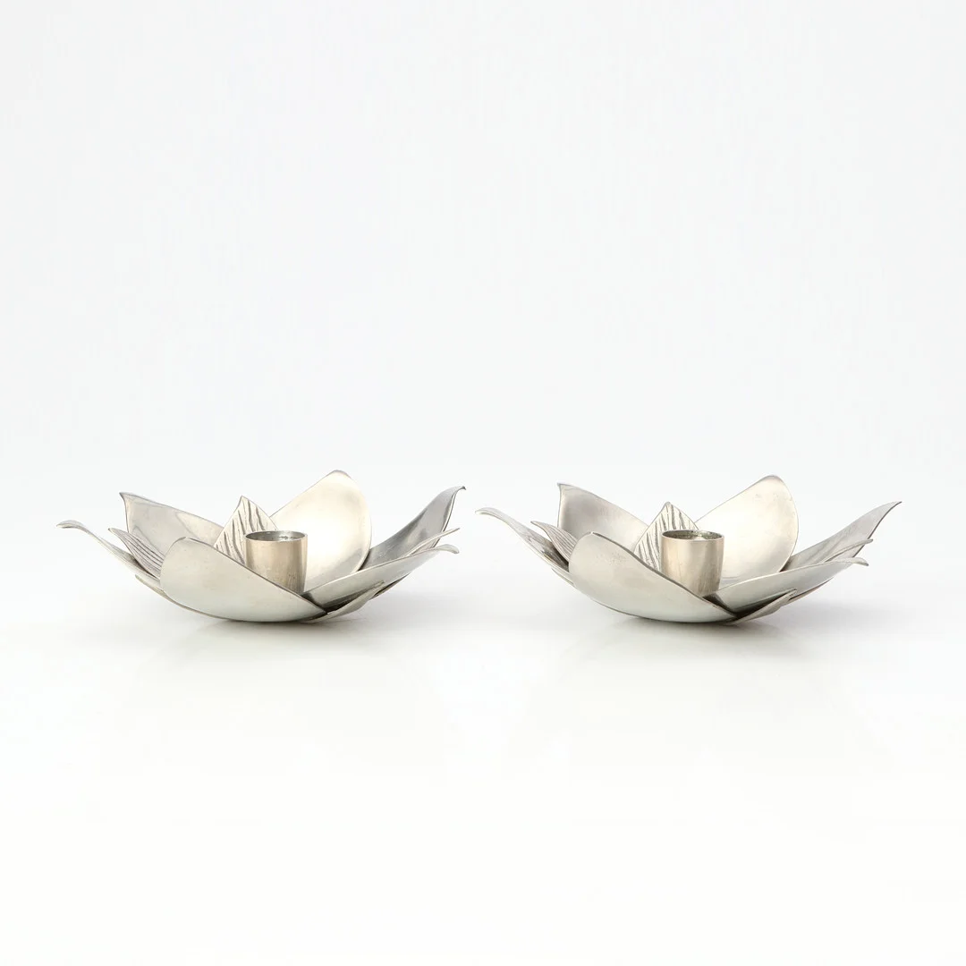 BJÖRN TRÄDGÅRDH. LJUSSTAKAR, ETT PAR. Tenn. "Lotus", Svenskt Tenn, Stockholm, 1984. — Candlesticks — Skånes Auktionsverk