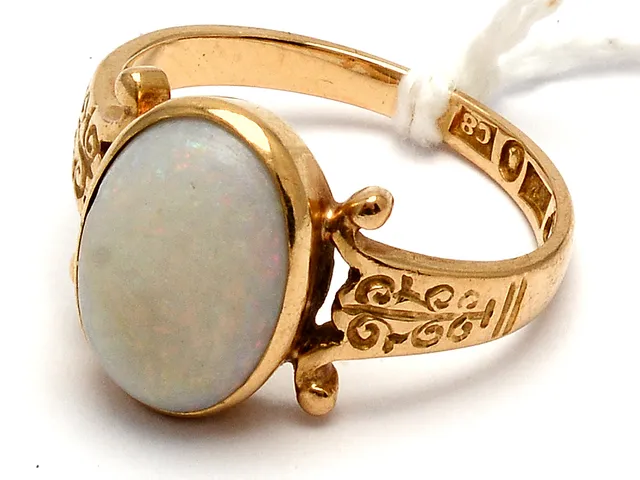 Ring 18K med opal 1929 Ø17 3,8g