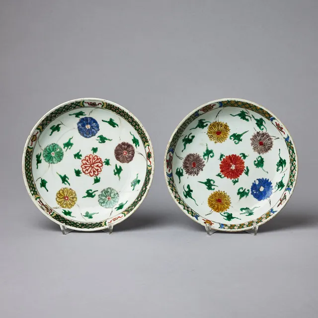 A PAIR OF FAMILLE VERTE DISHES.