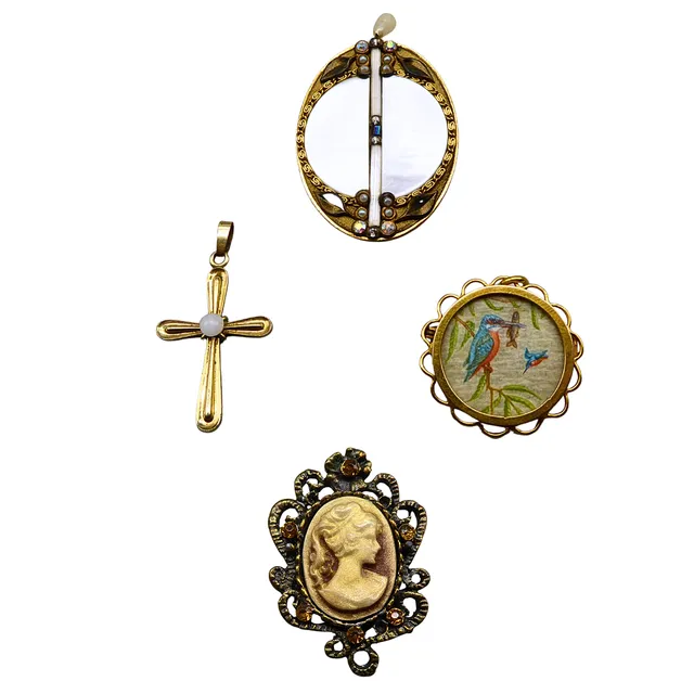 SCHMUCKSET AUS DREI BROSCHEN UND EINEM ANHÄNGER.
