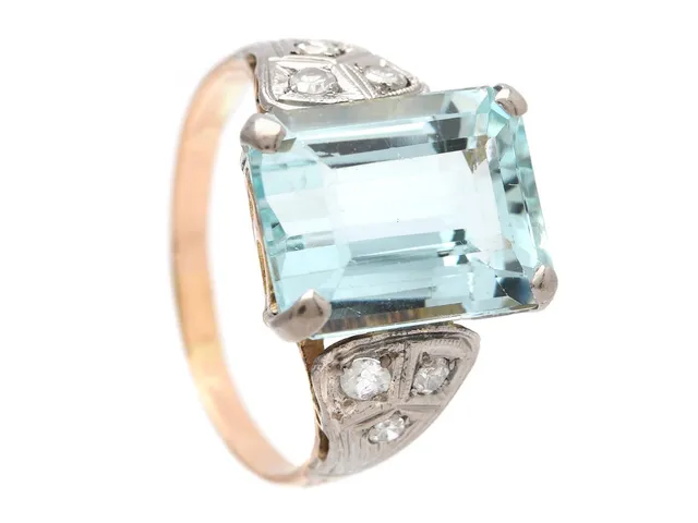 RING, 18K guld/vitguld, smaragdslipad akvamarin ca 7,00 ct, åttkantslipade diamanter ca 0,14 ctv, stl 19 mm, vikt 4,6 g, en diamant är utbytt mot skadad glassten, akvamarinen har små nagg.