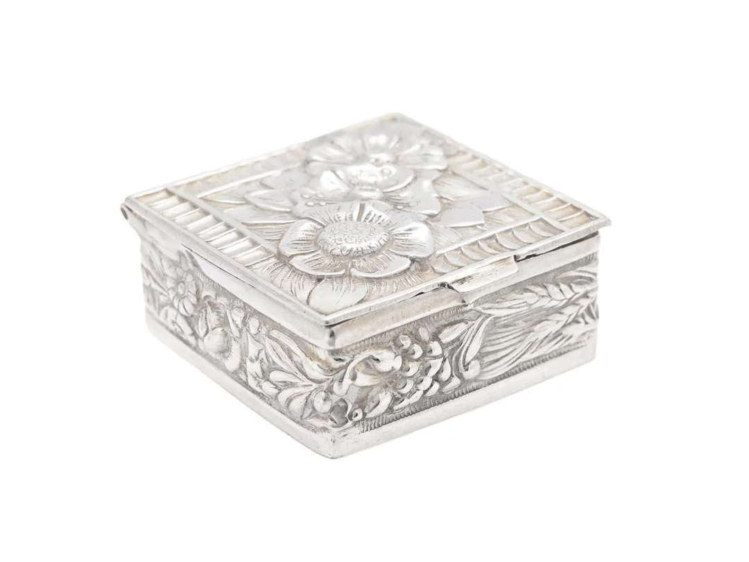 DOSA, sterlingsilver, blomdekor, mått 3 cm x 3 cm x 1,4 cm, vikt ca 17,4 g. — Silver/Dosa — Kaplans
