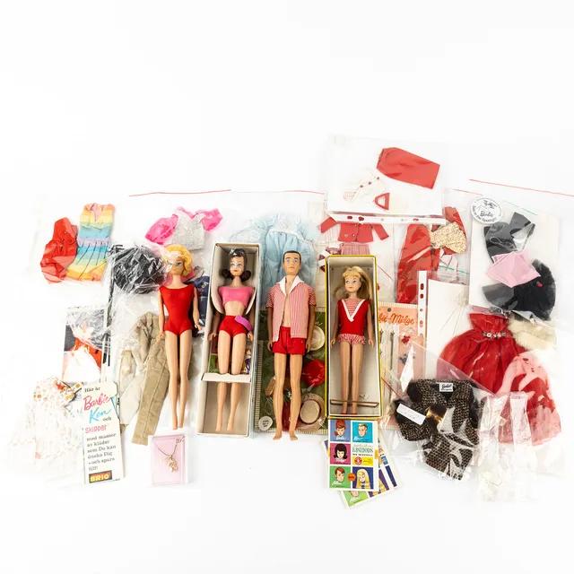 MATTEL INC. "Barbie" bubble cut, "Midge", "Ken", "Skipper" med kläder och accessoarer, 1960-tal.
