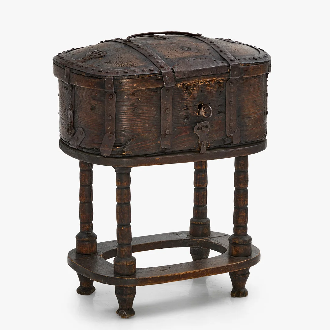 FÄRDSKRIN, allmoge, 1700-tal, barock, betsat trä med beslag i smide, senare underdel/ställning. — Bowls & Boxes — Crafoord Auktioner Stockholm