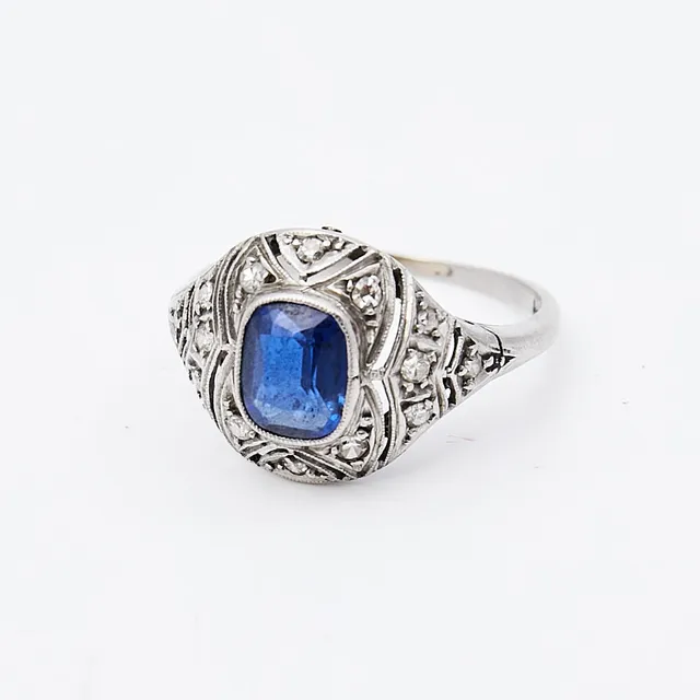 RING, Art Deco, Platina, smaragdslipad synt. safir, samt 14 st diamanter, importstämplad 1934.