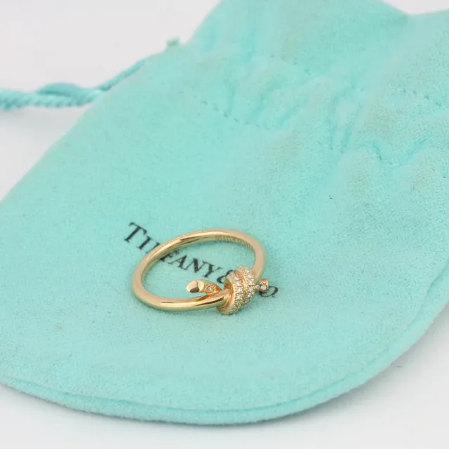 TIFFANY 18CT GOLD DIAMOND RING.