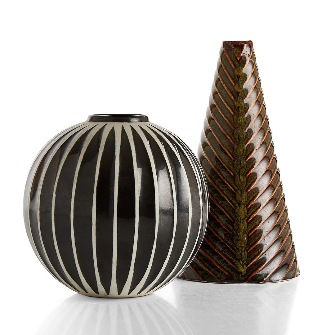 STIG LINDBERG. Vaser, 2 st, "Domino", Gustavsberg, glaserat stengods. — European — Crafoord Auktioner Stockholm