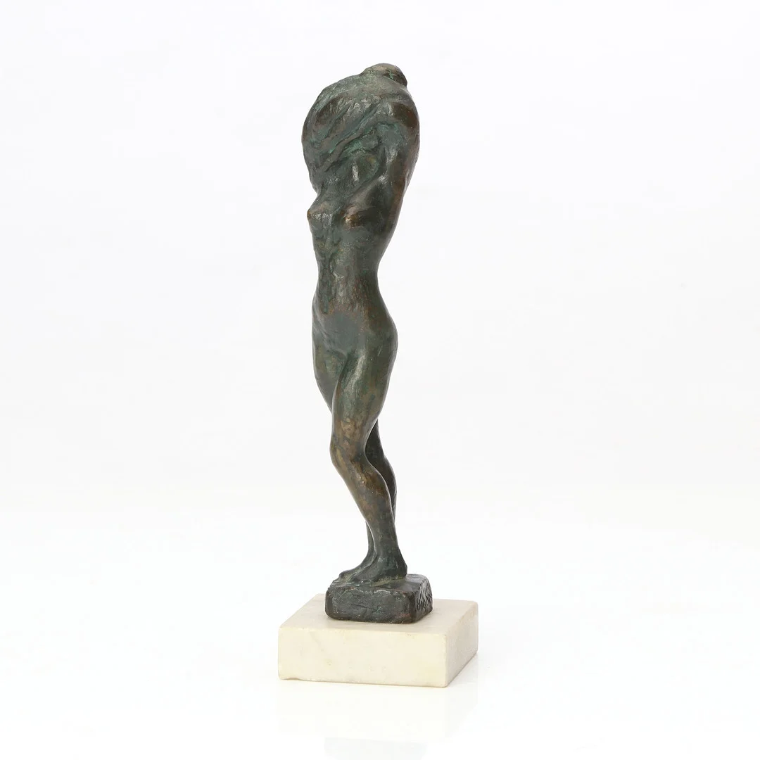 HELGE HÖGBOM. SKULPTUR. Patinerad brons på stensockel. Kvinnofigur. Signerad. — Sculptures & Bronzes — Skånes Auktionsverk
