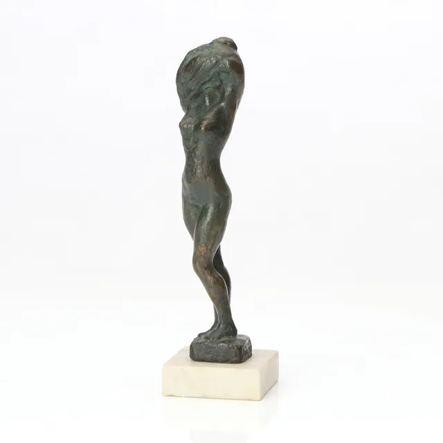 HELGE HÖGBOM. SKULPTUR. Patinerad brons på stensockel. Kvinnofigur. Signerad.
