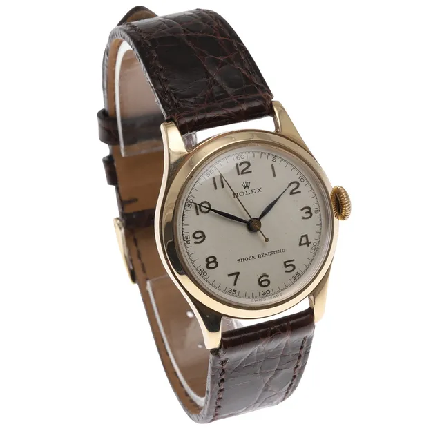 A GENTLEMAN'S 9CT GOLD WRISTWATCH BY ROLEX.