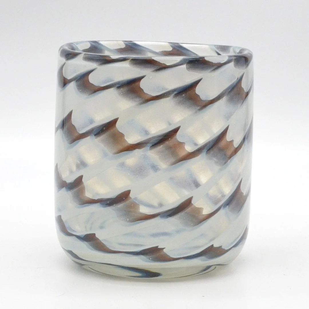 GLASFACHSCHULE ZWIESEL, STUDIOGLASVASE, MEHRFACHER ÜBERFANGGLAS, 1978, DATIERT UND MONOGRAMMIERT "Z∞". — Art glass — Kunst- und Auktionshaus Kleinhenz