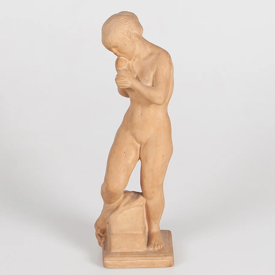 KAI NIELSEN. 1882-1924 Danmark skulptur, ”eva med äpplet” kähler terrakotta signerad i godset. — Sculptures & Bronzes — Laholms Auktionskammare