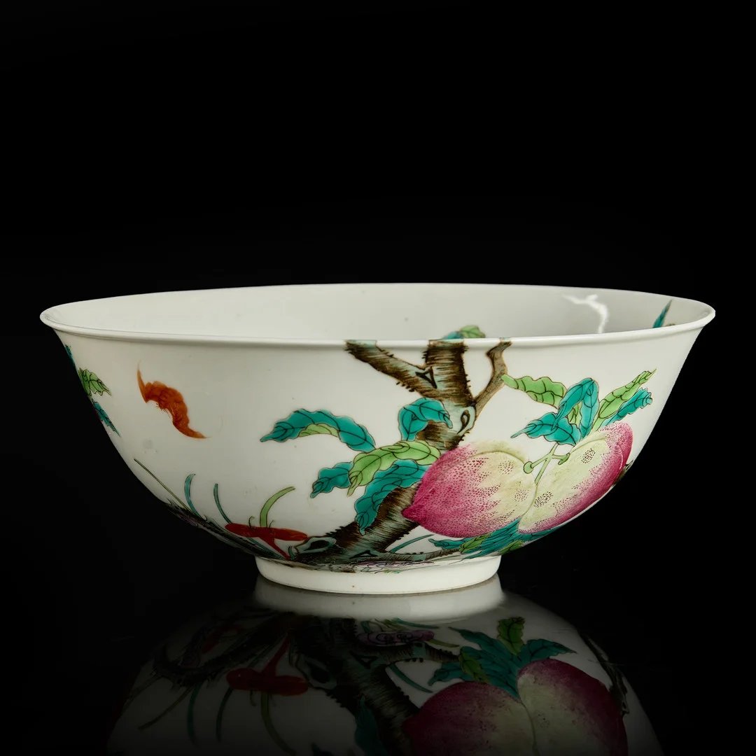 SKÅL, porslin, Kina, dekor i emaljfärger av persikor och fladdermöss, 1900-talets andra hälft. — Ceramics & Porcelain — Crafoord Auktioner Stockholm