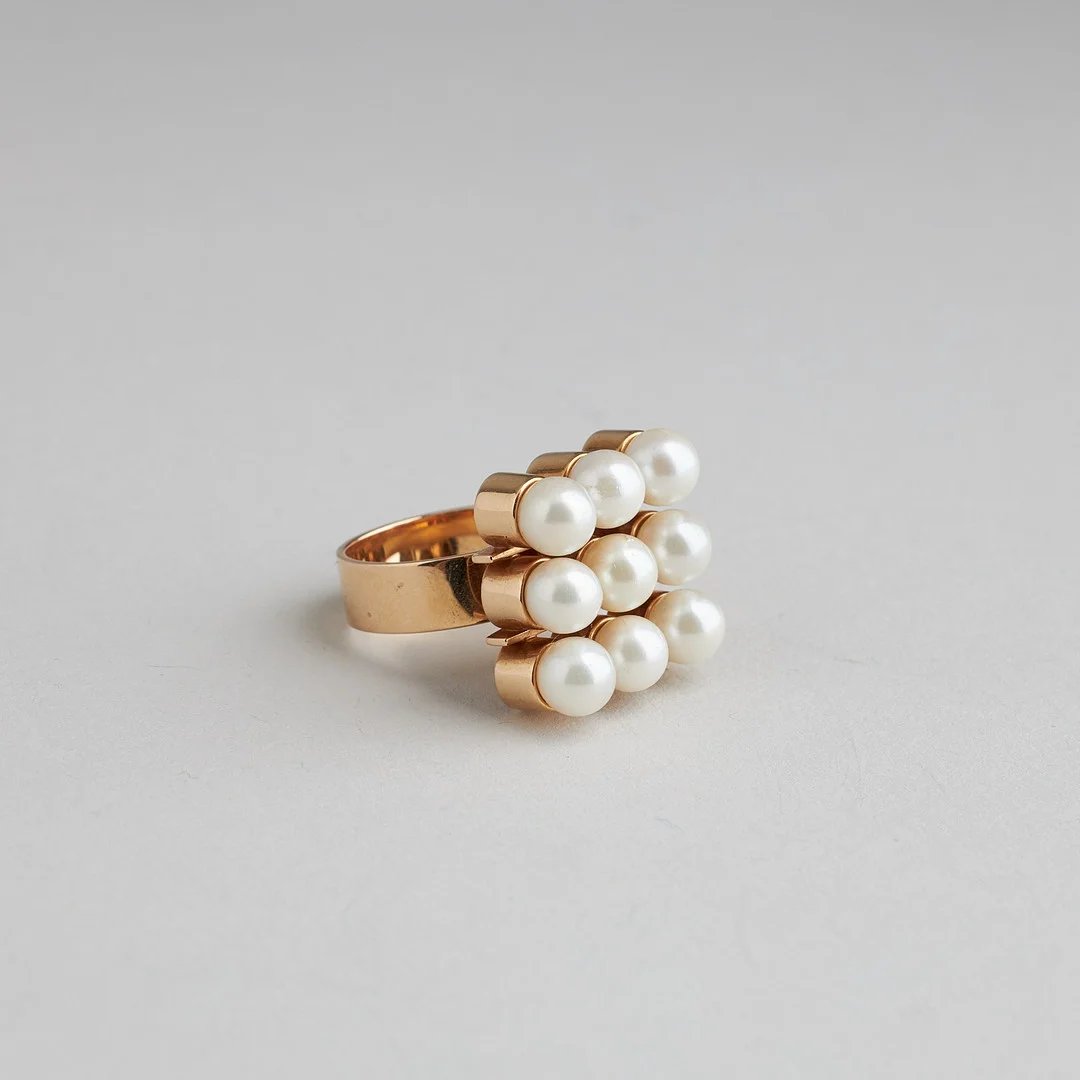 ELIS KAUPPI. RING, odlade pärlor, 14K guld, Kupittaan Kulta. Åbo 1966. — Rings — Stockholms Auktionsverk Helsinki