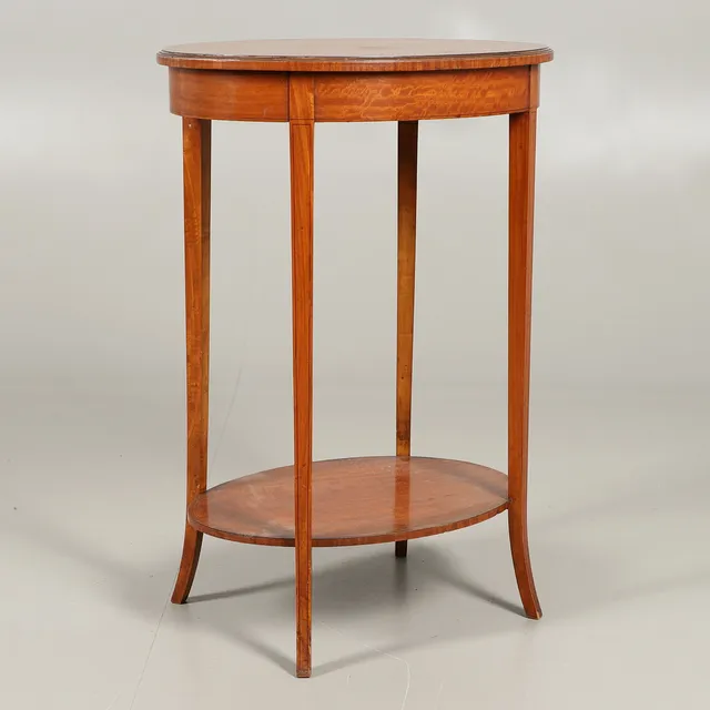 AN EDWARDIAN SATINWOOD TWO TIER OCCASIONAL TABLE.