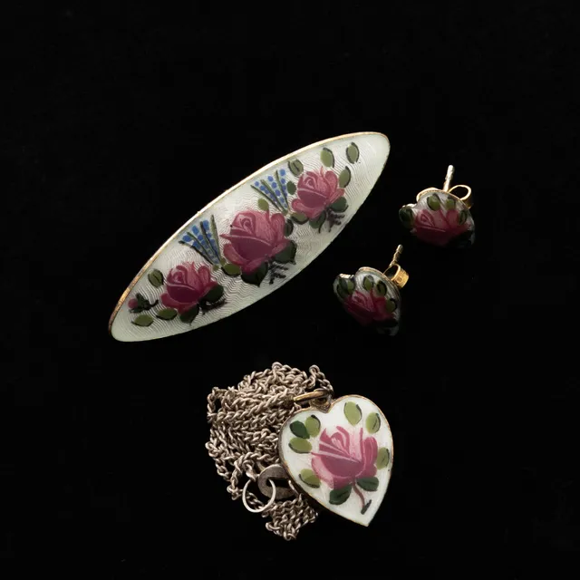 AKSEL HOLMSEN. SMYCKESET, 3 delar, Sterlingsilver, Emaljdekor, Norge.