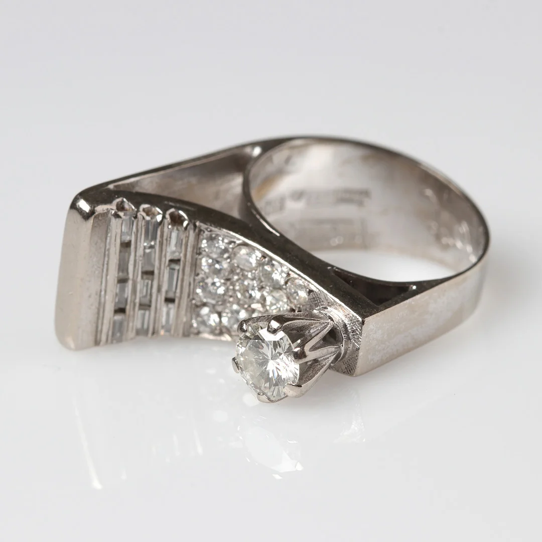 PER G FORSLUND, RING, 18k vitguld med en briljantslipad diamant ca 0,52 ct, Malmö 1976. — Rings — Skånes Auktionsverk