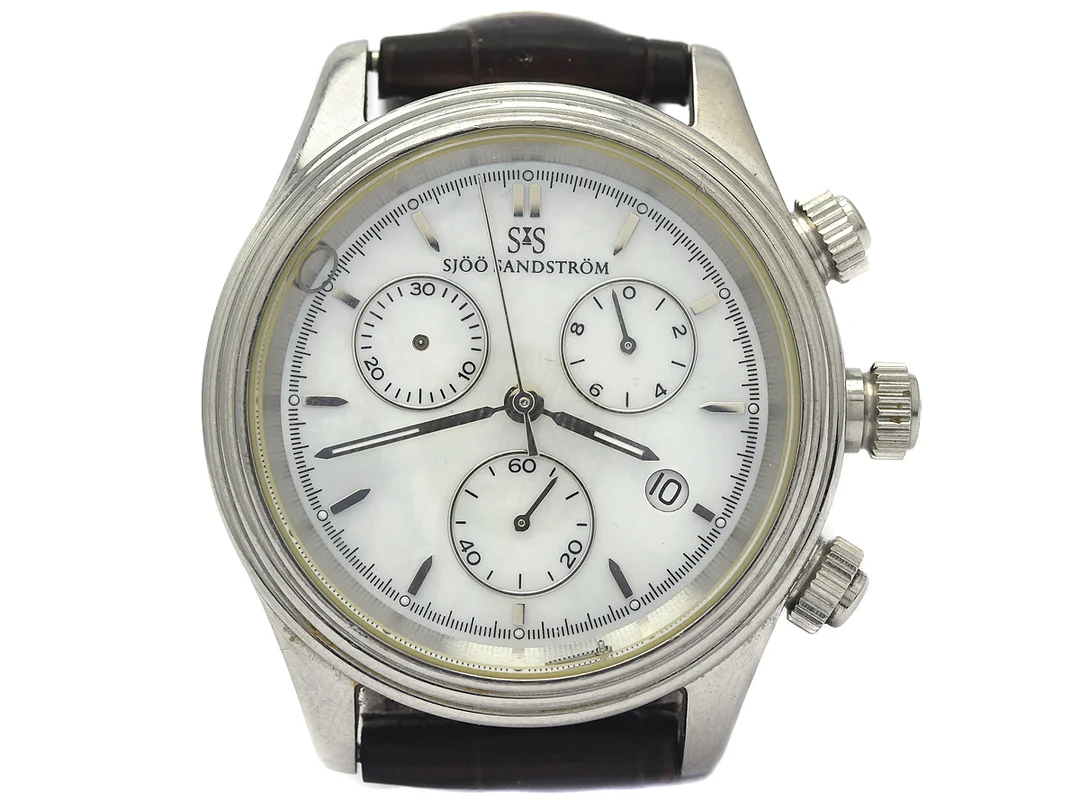 SJÖÖ SANDSTRÖM, Lady Chronograph, Serie nr. 153, kronograf (defekt), damur, 35 mm, stål, quartz, safirglas (skadat), datum, pärlemorurtavla, skadad urtavla, visare lös, läderband, ca 2008, box, ytterkartong. — Klockor/Sjöö Sandström — Kaplans