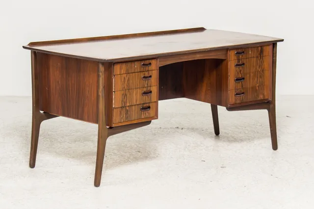 Svend Aage Madsen. Fritstående skrivebord, palisander, 1960'erne
