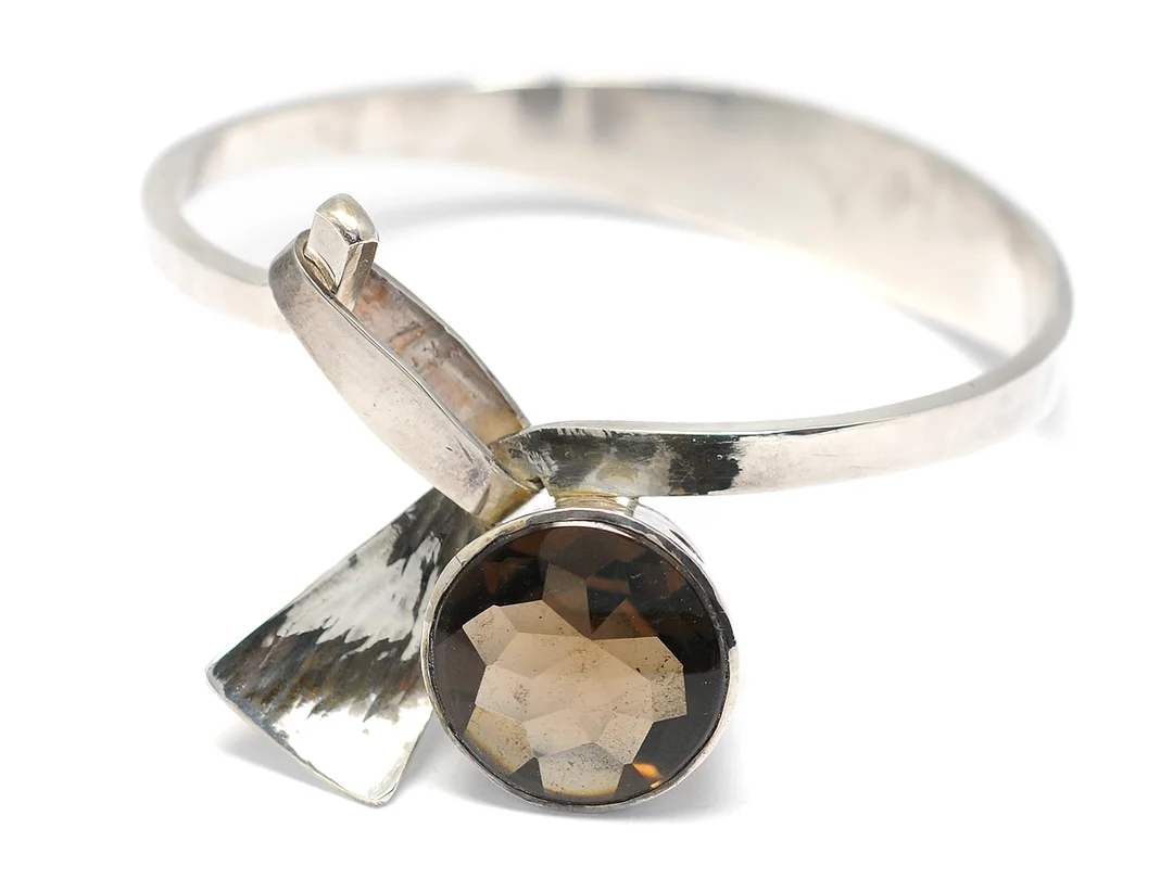 ARMRING, silver, rökkvarts, mått 5,5 x 6,5 cm, vikt 32,4 g, Bo Åström, Piteå 1967. — Smycken/Armband — Kaplans