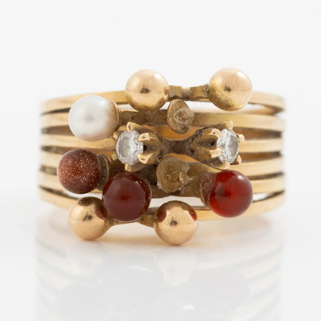 Theresia Hvorslev, ring 18K guld med bland annat karneol, pärla, briljantslipad diamant. ”Sagan om ringen”. — Smycken/Ringar — Bukowskis