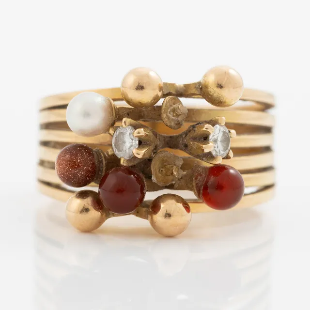 Theresia Hvorslev, ring 18K guld med bland annat karneol, pärla, briljantslipad diamant. ”Sagan om ringen”.