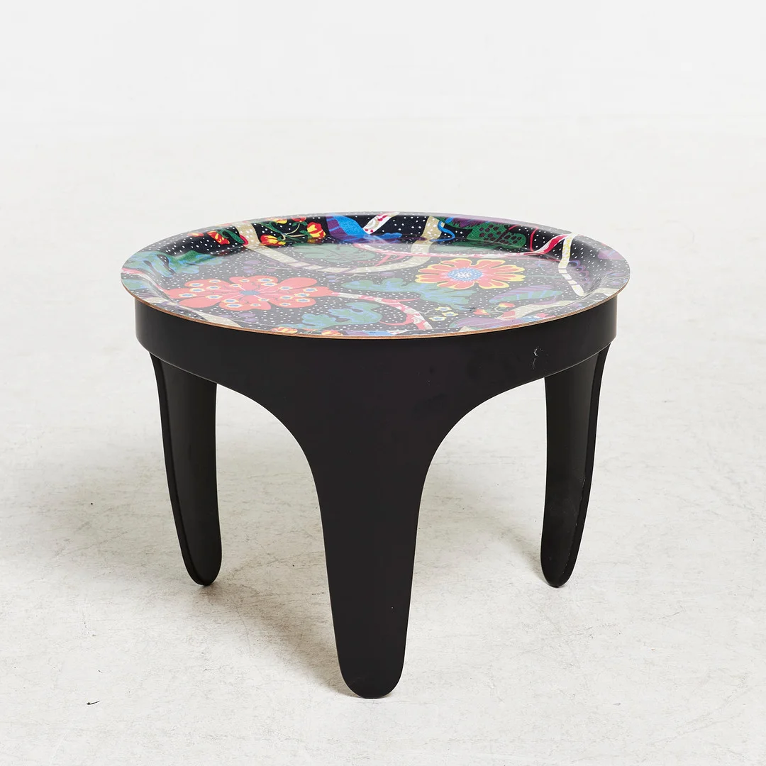 MARGOT BAROLO & MÄRTA FRIMAN. "Sunday Noon" brickbord, Firma Svenskt Tenn, underrede i svartplast, bricka i Josef Franks " Mirakel". — Tables — Stockholms Auktionsverk Sickla