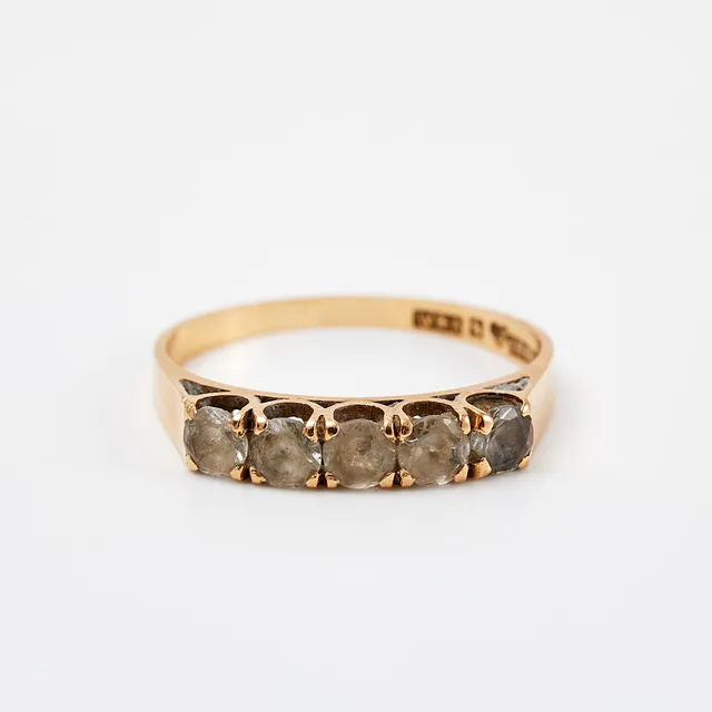 RING, 18 k guld, med 5 vita syntetiska safirer, Sävsjö Guldsmedsbol Wiktorsson, 1961.