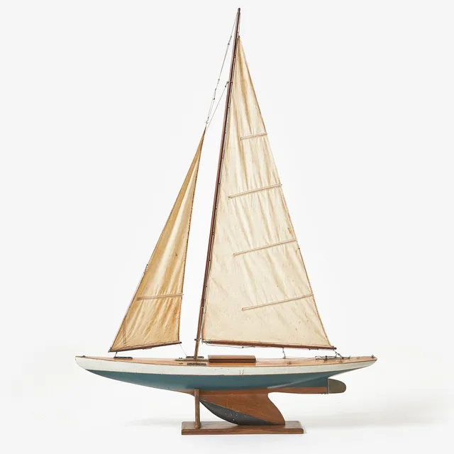 POND YACHT, seglande modell, blockbyggd, bemålat köl med blytyngd, roder i mässing, sydda segel, 1900-talets första kvartal.