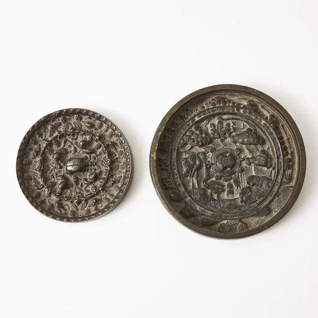 SPEGLAR, 2 st., brons, Kina och Japan, 1800-tal, dekor i relief.