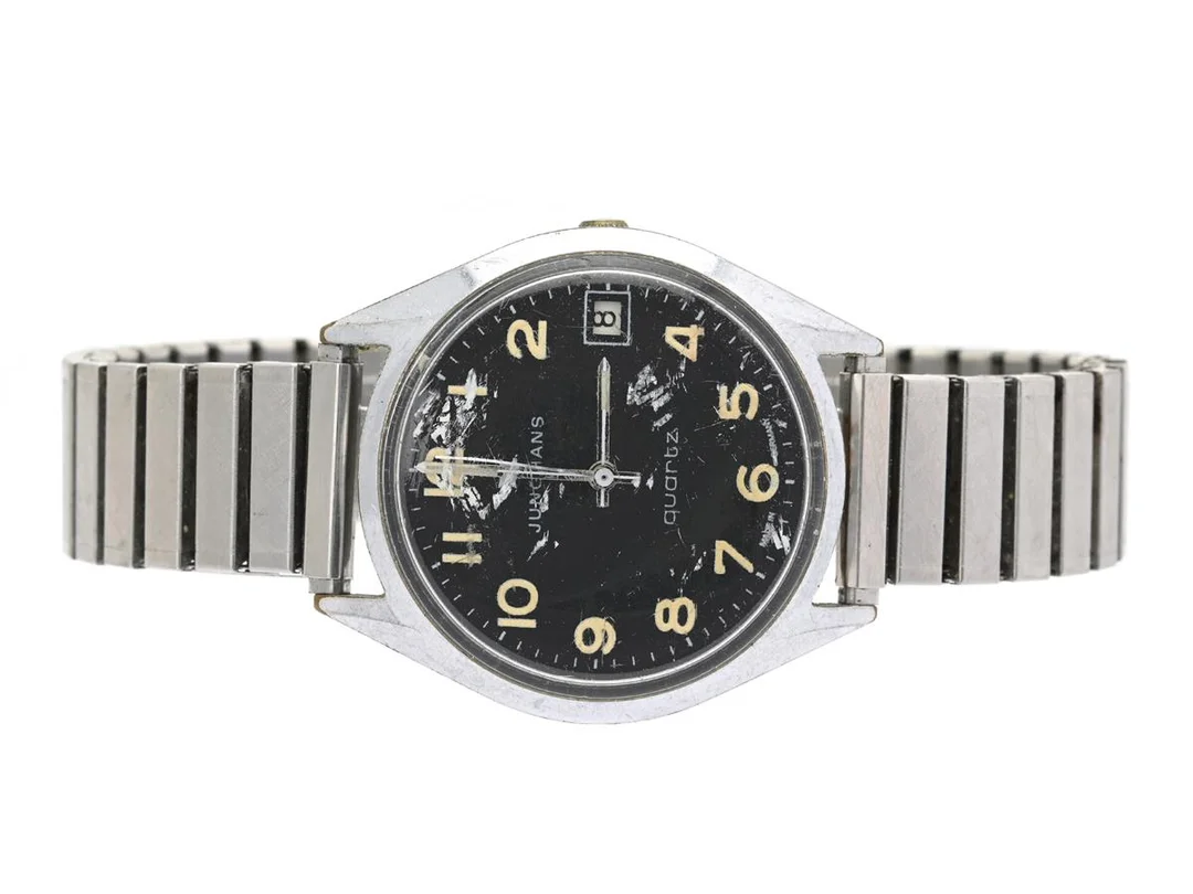 JUNGHANS, herrur, 36 mm, Boett nr. 1019035, vitmetall, quartz (går ej), plexiglas, datum, skadad urtavla, ca 1975, metallänk ej original. — Klockor/Junghans — Kaplans