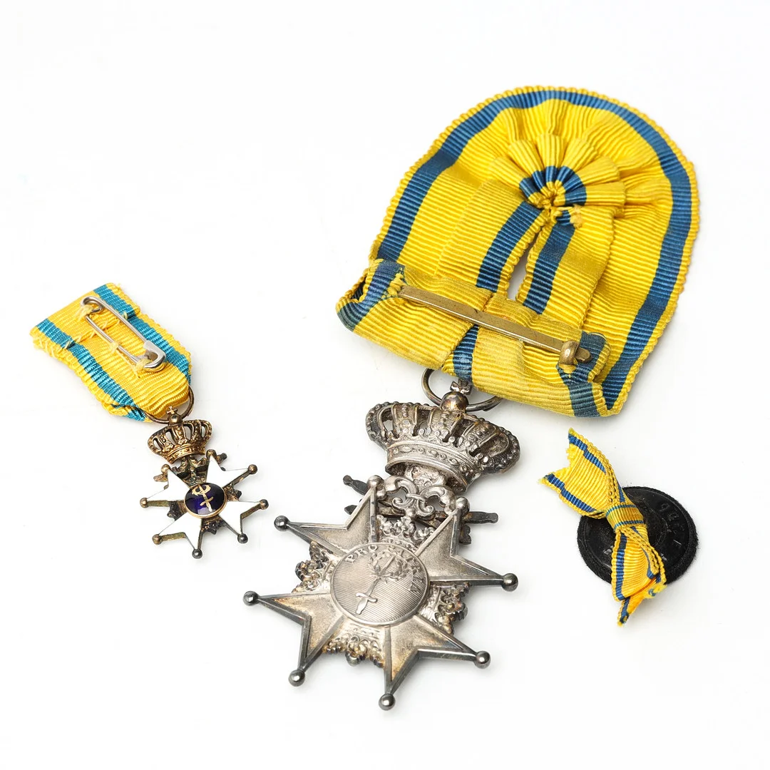 KUNGLIGA SVÄRDSORDEN, svärdstecken med miniatyr för riddare av samma orden, silver, CF. Carlman, Stockholm. — Orders & Medals — Auktionshuset Kolonn