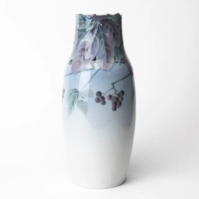 ASTRID EWERLÖF. Vas, Rörstrand, jugend, underglasyr, dekor av delvis genombruten floral dekor, 1900-talets början.