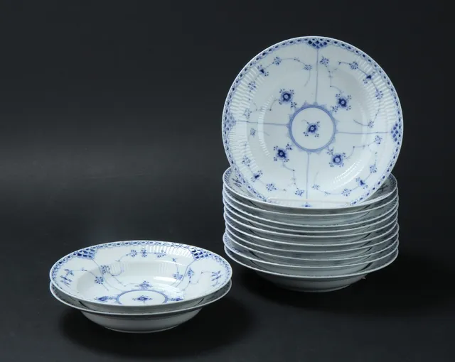 Royal Copenhagen. 'Musselmalet halvblonde'. 13 dybe tallerkener (13)