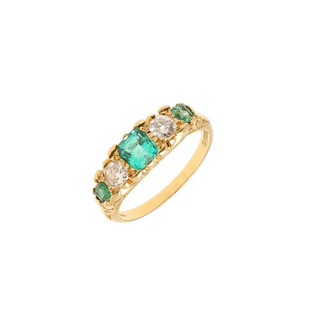 AN EMERALD & DIAMOND FIVE STONE RING.
