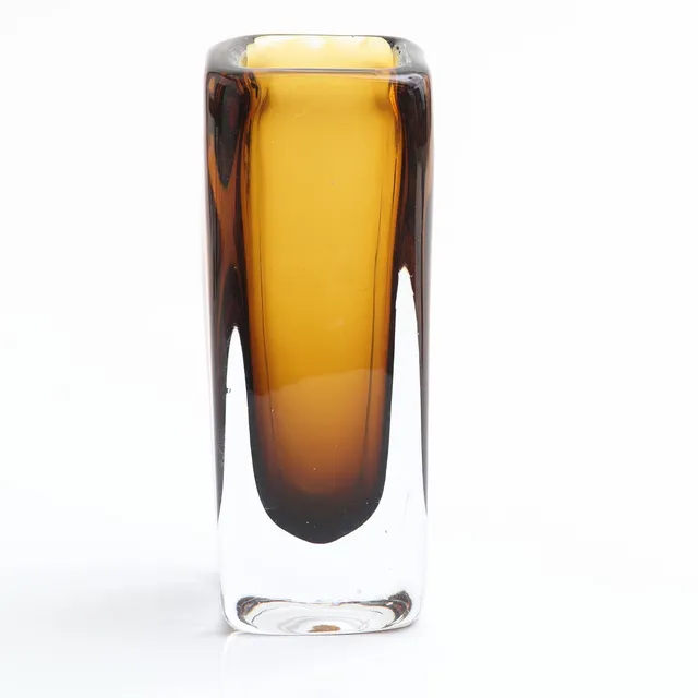 VICKE LINDSTRAND, Vas, glas, signerad och numrerad Kosta 41904 Lindstrand.