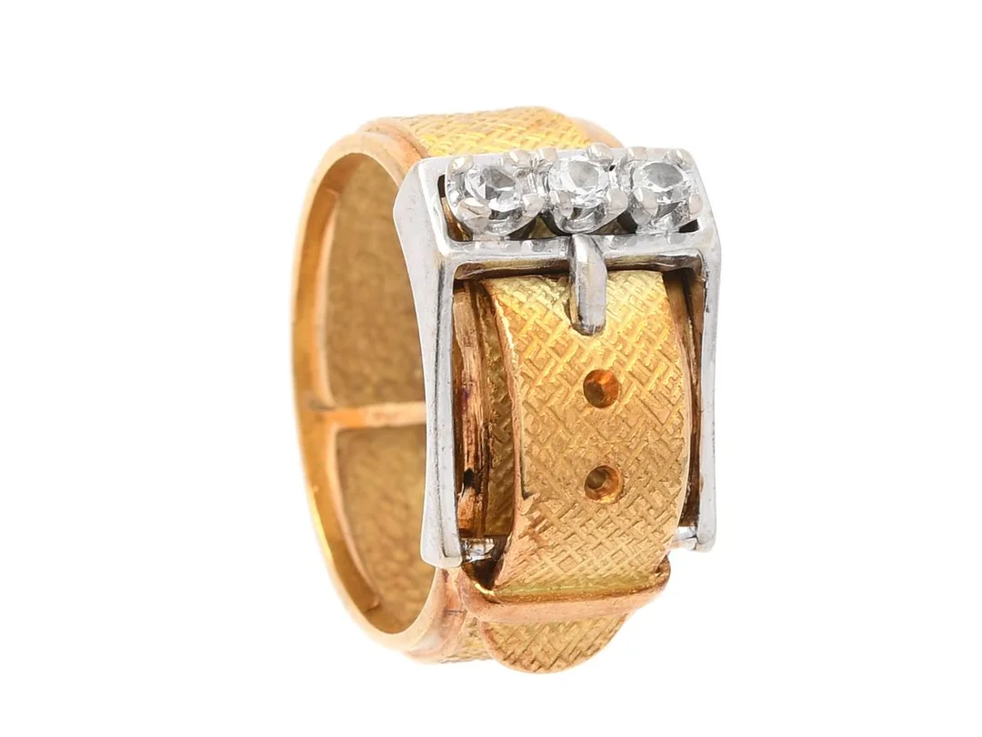 RING, 18K guld, åttkantslipade diamanter ca 0,09 ctv, ca TW/VS, stl 16,5 mm, vikt 7,7 g, en diamant är skadad och rör sig i fattning, nagg på kuletten. — Smycken/Ring — Kaplans