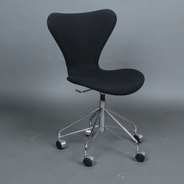 ARNE JACOBSEN. Fritz Hansen. Bürostuhl aus der 'Serie 7', Modell '3117', Dänemark, (2005).