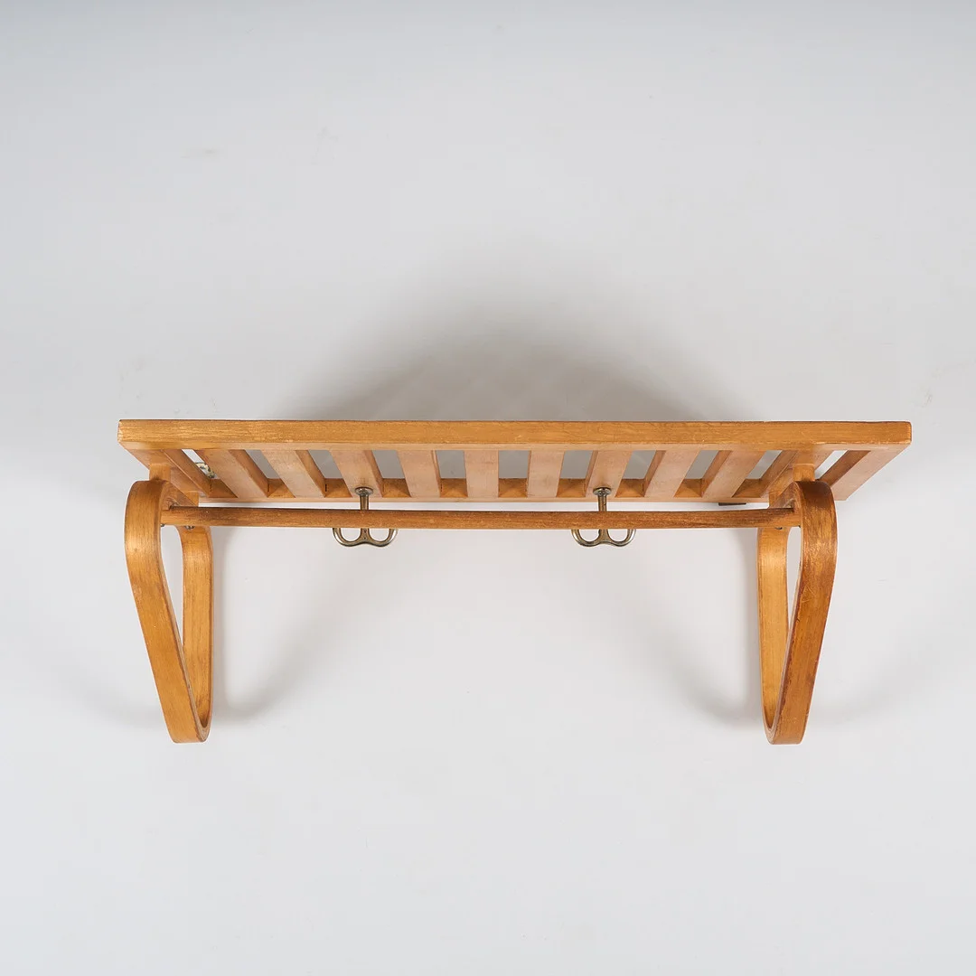 ALVAR AALTO. HATTHYLLA/KLÄDHÄNGARE, modell 113, O.Y. Huonekalu-ja Rakennustyötehdas A.B.1930/1940-tal. — Cupboards, Cabinets & Shelves — Stockholms Auktionsverk Helsinki