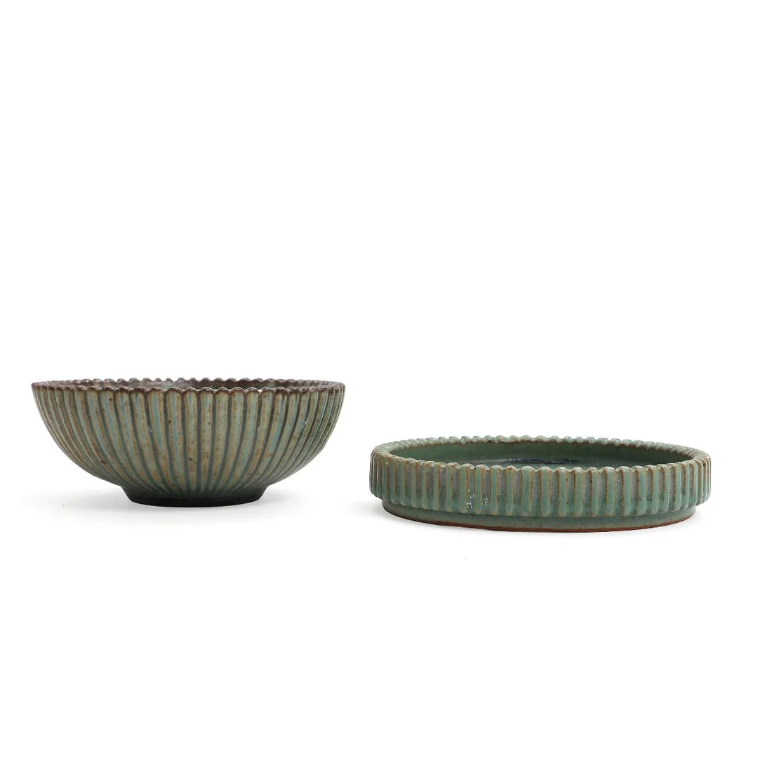 A stoneware dish and bowl, decorated with greenish glaze. Signed monogram. Model 136 and 120. H. 2.5. Diam. 13.5 and H. 5. Diam. 13 cm. (2) — Modern Decorative Art — Bruun Rasmussen