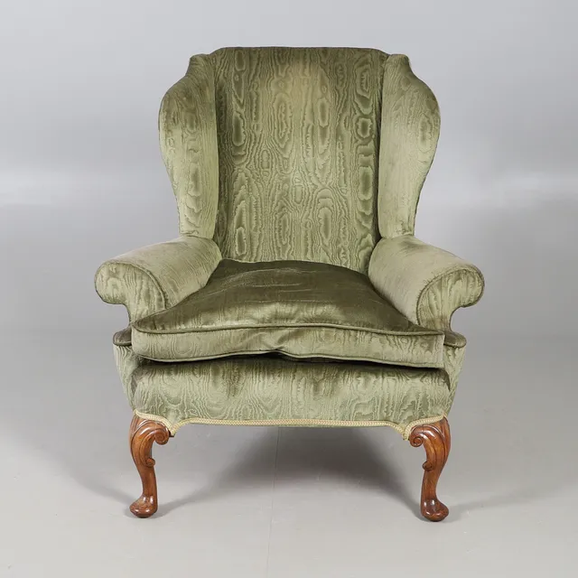 A QUEEN ANNE STYLE WALNUT ARMCHAIR.