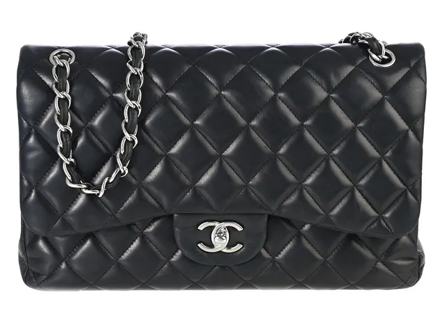 CHANEL, VÄSKA, Jumbo Double Flap Bag, svart quiltat lammskinn, silverfärgade beslag, 30x17x9 cm, hologrammärkt 15977613, år 2011, fläck på flap, slitage hörn. Good Condition.