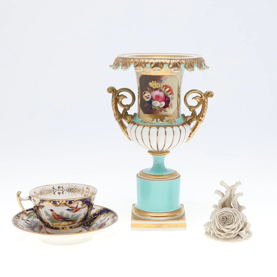 GRAINGER LEE & CO WORCESTER PEDESTAL VASE, BELLEEK MENU HOLDER & ENGLISH CUP & SAUCER. — European — Lawrences Auctioneers