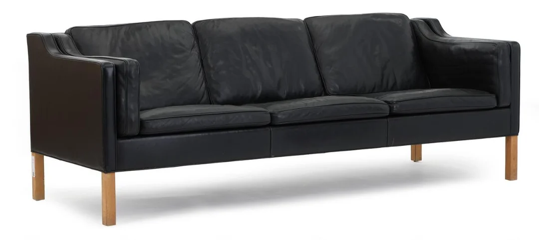 Freestanding three seater sofa with oak legs. Seat, sides and back upholstered with black leather. Model 2213. Designed 1963. Manufactured by Fredericia Furniture. L. 221 cm. — Modern Furniture — Bruun Rasmussen